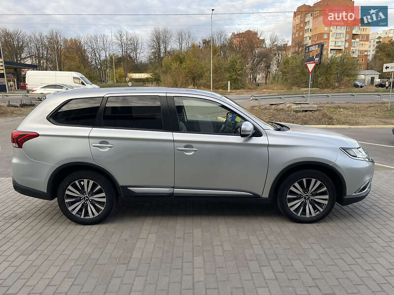 Внедорожник / Кроссовер Mitsubishi Outlander 2019 в Полтаве