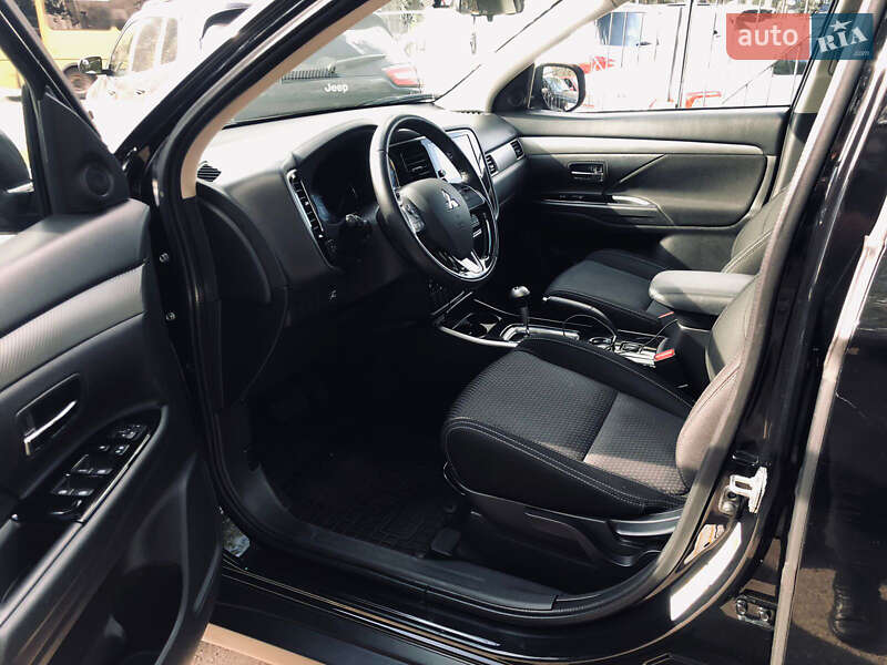 Внедорожник / Кроссовер Mitsubishi Outlander 2017 в Одессе