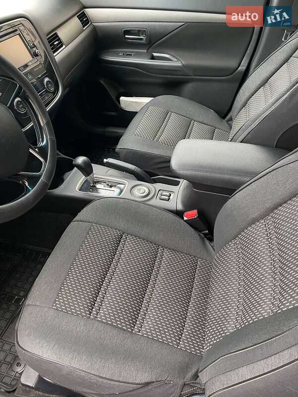 Внедорожник / Кроссовер Mitsubishi Outlander 2015 в Киеве