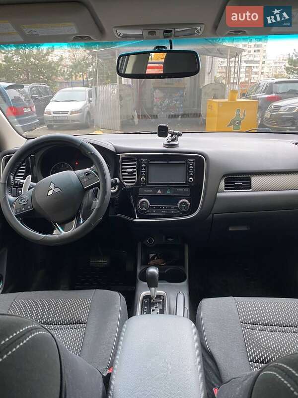 Внедорожник / Кроссовер Mitsubishi Outlander 2015 в Киеве