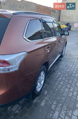 Внедорожник / Кроссовер Mitsubishi Outlander 2012 в 
