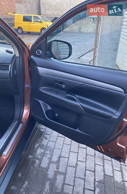 Внедорожник / Кроссовер Mitsubishi Outlander 2012 в 