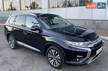 Позашляховик / Кросовер Mitsubishi Outlander 2020 в Києві