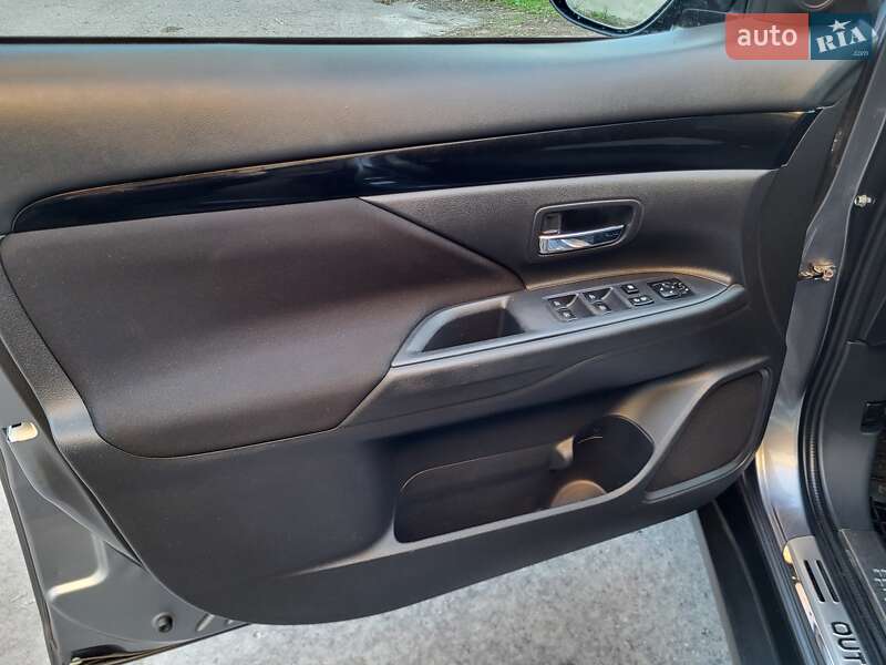 Внедорожник / Кроссовер Mitsubishi Outlander 2018 в Нововоронцовке фото 26 Внедорожник / Кроссовер Mitsubishi Outlander 2018 в Нововоронцовке