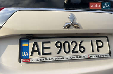 Позашляховик / Кросовер Mitsubishi Outlander 2018 в 
