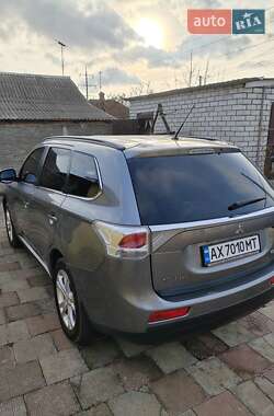 Позашляховик / Кросовер Mitsubishi Outlander 2012 в 