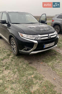 Позашляховик / Кросовер Mitsubishi Outlander 2017 в Новгородці