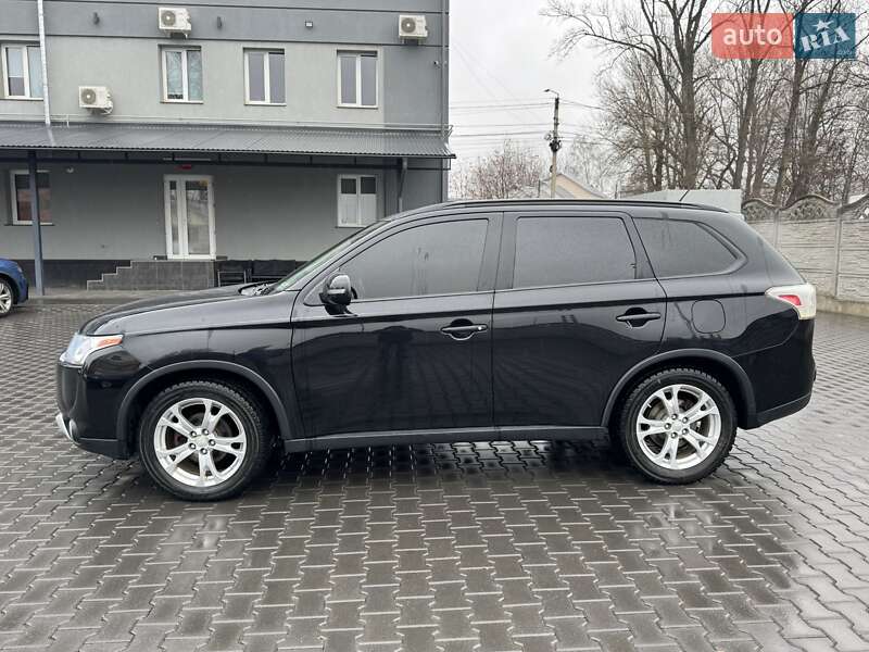 Внедорожник / Кроссовер Mitsubishi Outlander 2014 в 
