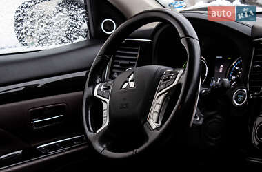 Внедорожник / Кроссовер Mitsubishi Outlander 2017 в 