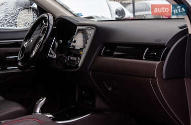 Внедорожник / Кроссовер Mitsubishi Outlander 2017 в 