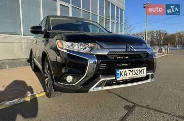 Позашляховик / Кросовер Mitsubishi Outlander 2019 в Києві