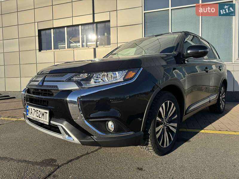 Позашляховик / Кросовер Mitsubishi Outlander 2019 в Києві