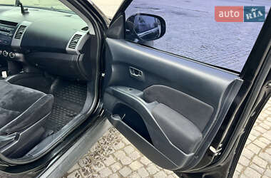 Внедорожник / Кроссовер Mitsubishi Outlander 2011 в 