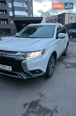 Позашляховик / Кросовер Mitsubishi Outlander 2022 в Києві