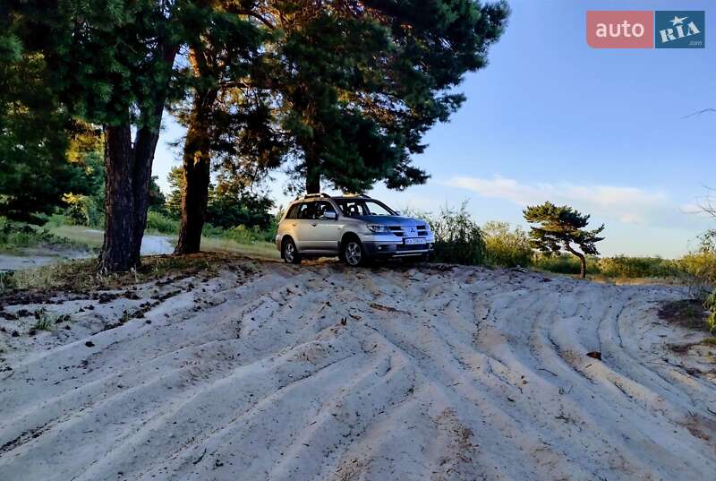 Внедорожник / Кроссовер Mitsubishi Outlander 2003 в Киеве