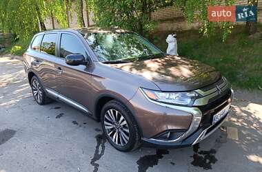 Позашляховик / Кросовер Mitsubishi Outlander 2018 в Львові