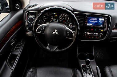 Внедорожник / Кроссовер Mitsubishi Outlander 2015 в 