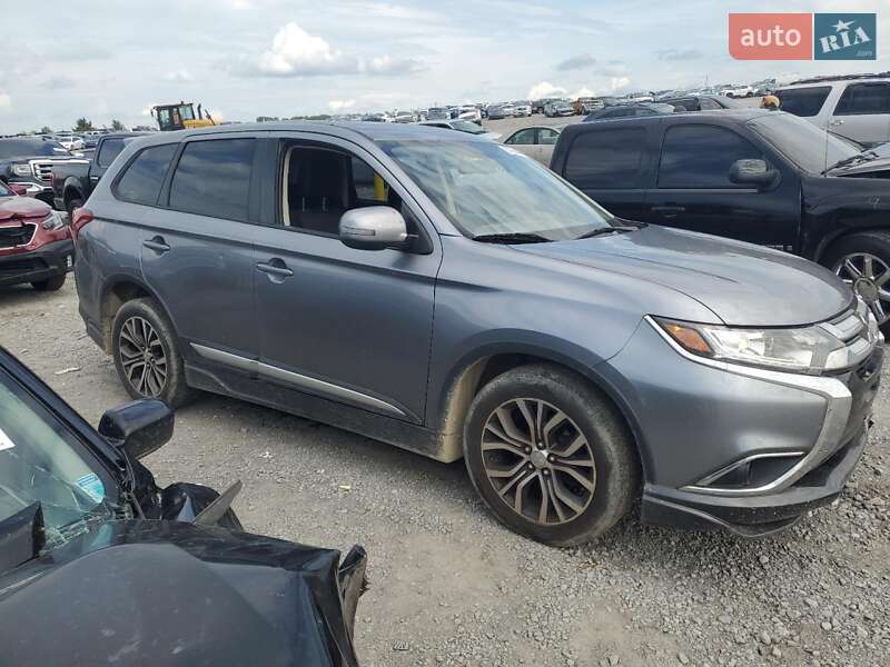 Внедорожник / Кроссовер Mitsubishi Outlander 2016 в Луцке