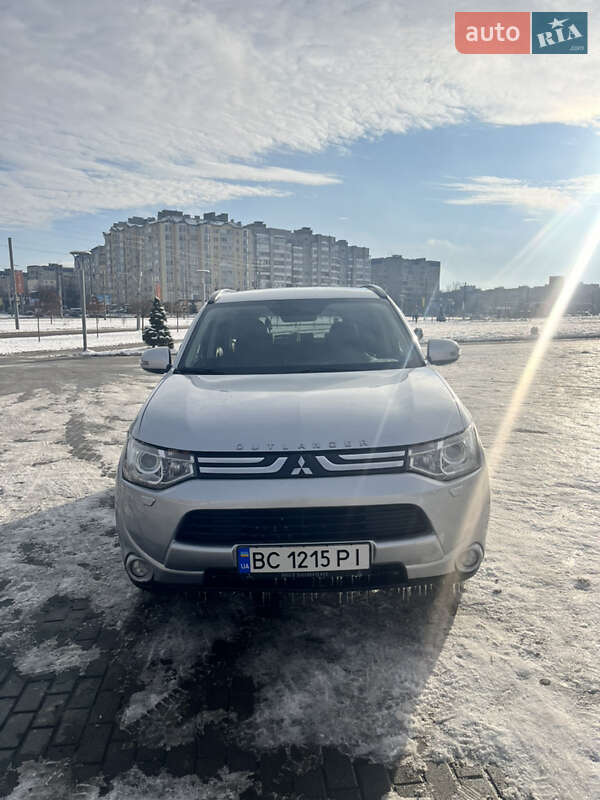 Внедорожник / Кроссовер Mitsubishi Outlander 2013 в Львове