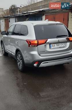 Внедорожник / Кроссовер Mitsubishi Outlander 2019 в 
