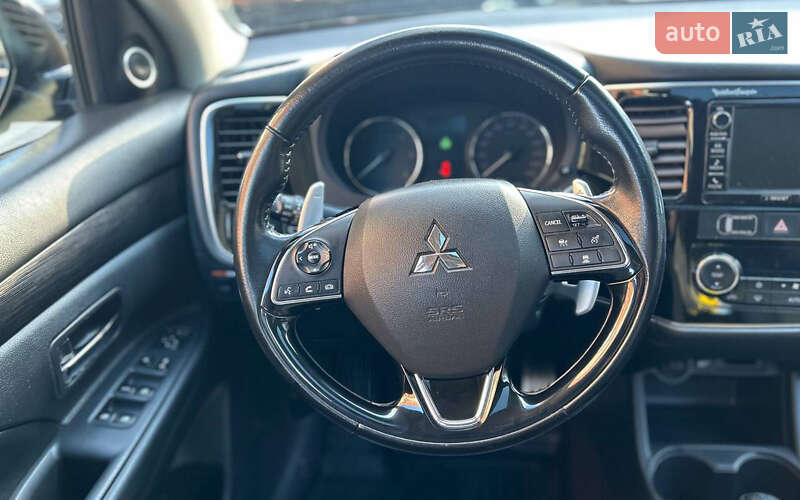 Позашляховик / Кросовер Mitsubishi Outlander 2015 в Чернівцях
