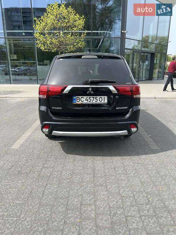 Позашляховик / Кросовер Mitsubishi Outlander 2017 в Львові