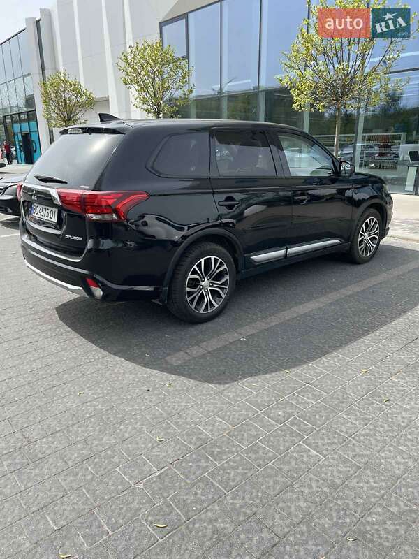 Позашляховик / Кросовер Mitsubishi Outlander 2017 в Львові