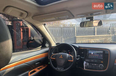 Позашляховик / Кросовер Mitsubishi Outlander 2013 в 