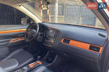Позашляховик / Кросовер Mitsubishi Outlander 2013 в 