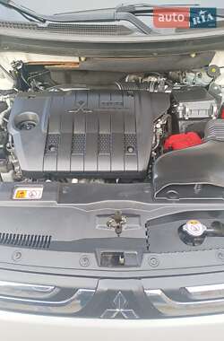 Внедорожник / Кроссовер Mitsubishi Outlander 2013 в 