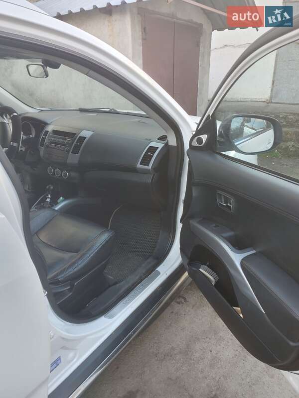 Внедорожник / Кроссовер Mitsubishi Outlander 2010 в Братском
