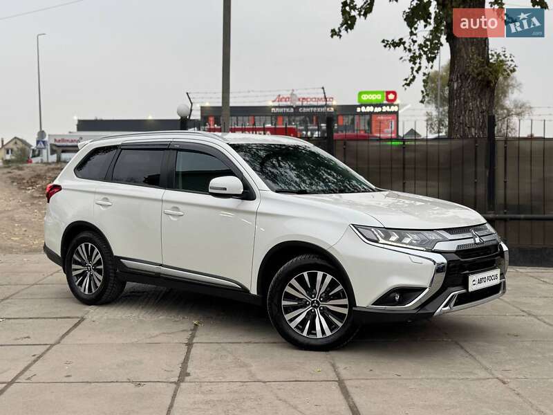 Позашляховик / Кросовер Mitsubishi Outlander 2020 в Києві