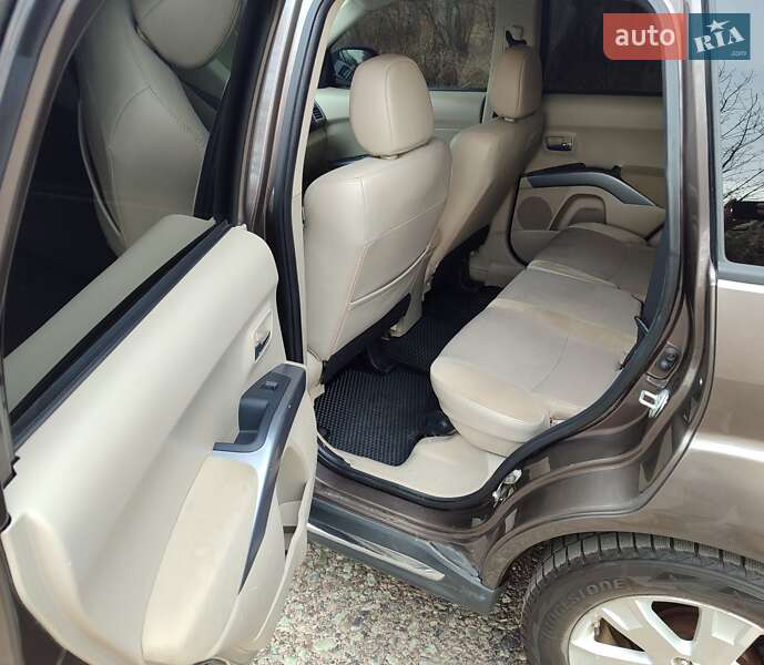 Внедорожник / Кроссовер Mitsubishi Outlander 2011 в Новомосковске