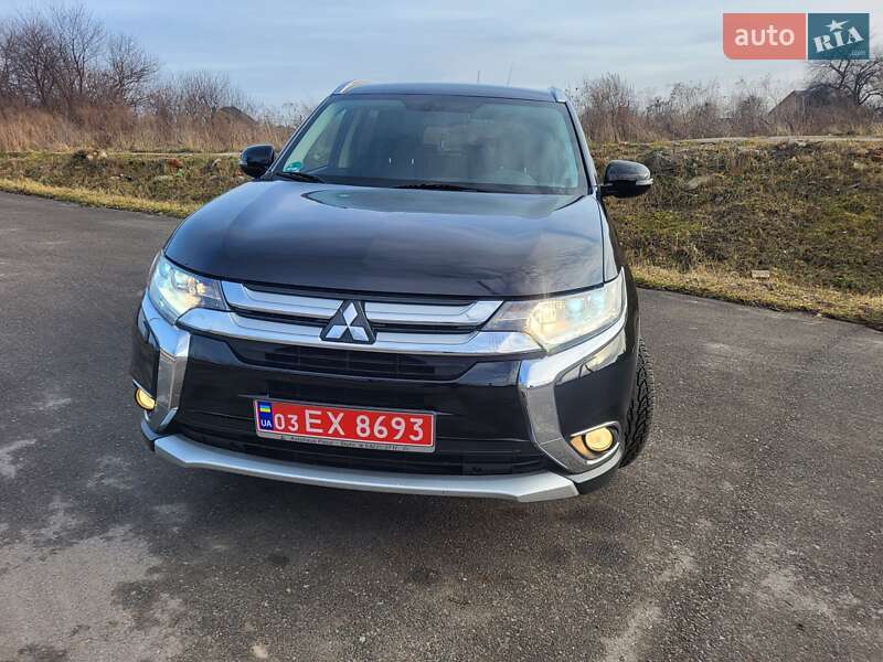 Внедорожник / Кроссовер Mitsubishi Outlander 2016 в 