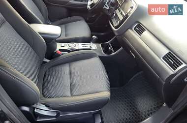 Внедорожник / Кроссовер Mitsubishi Outlander 2016 в 