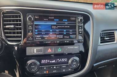 Внедорожник / Кроссовер Mitsubishi Outlander 2016 в 