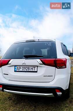 Внедорожник / Кроссовер Mitsubishi Outlander 2017 в 