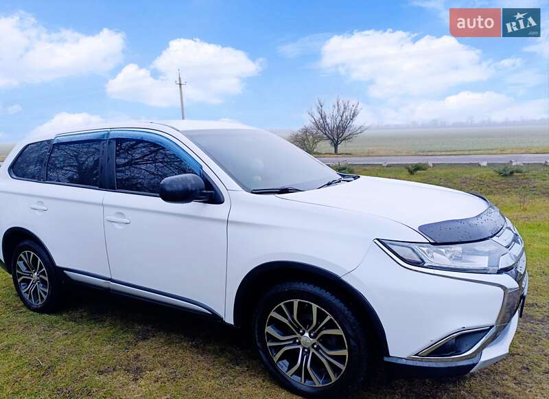Внедорожник / Кроссовер Mitsubishi Outlander 2017 в 