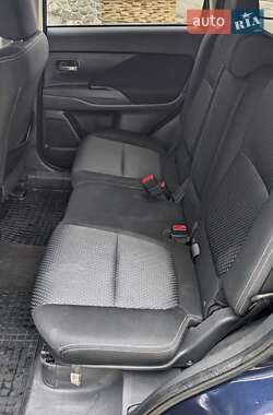 Внедорожник / Кроссовер Mitsubishi Outlander 2016 в 