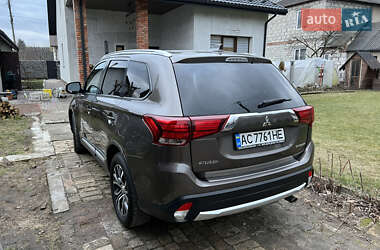 Позашляховик / Кросовер Mitsubishi Outlander 2017 в 