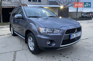 Внедорожник / Кроссовер Mitsubishi Outlander 2011 в Вараше