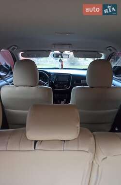 Внедорожник / Кроссовер Mitsubishi Outlander 2016 в 