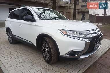 Внедорожник / Кроссовер Mitsubishi Outlander 2016 в 