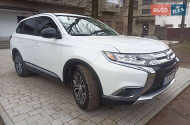 Внедорожник / Кроссовер Mitsubishi Outlander 2016 в 