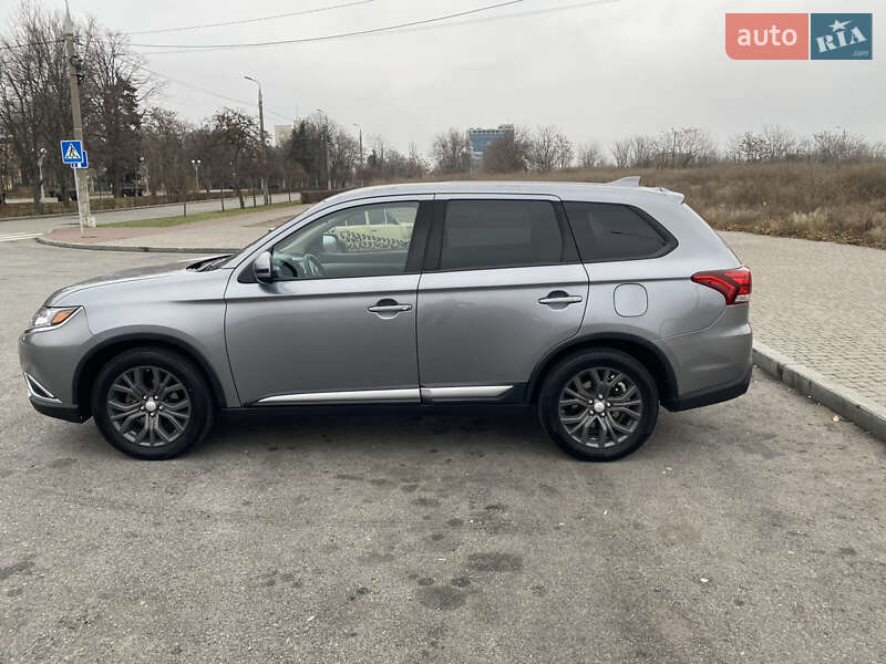Внедорожник / Кроссовер Mitsubishi Outlander 2018 в 
