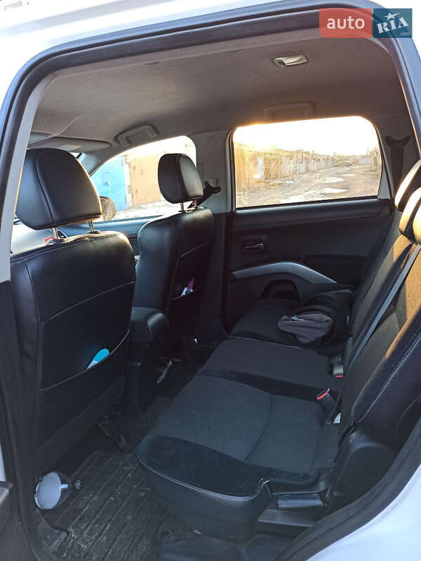 Внедорожник / Кроссовер Mitsubishi Outlander 2012 в Вольногорске