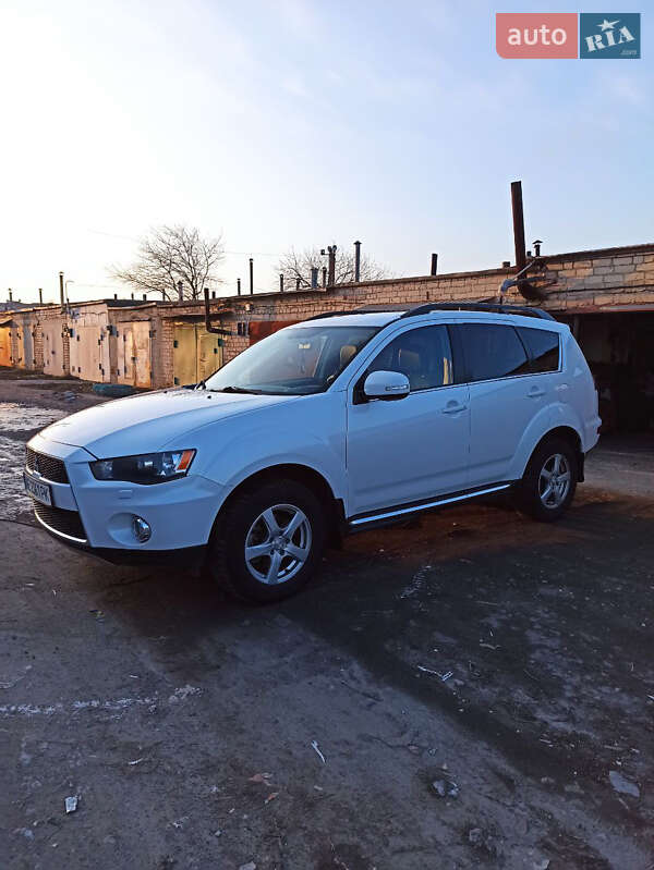 Внедорожник / Кроссовер Mitsubishi Outlander 2012 в Вольногорске
