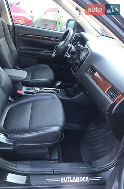 Внедорожник / Кроссовер Mitsubishi Outlander 2014 в 