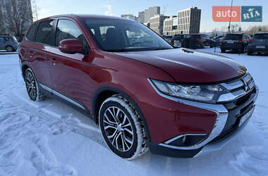 Внедорожник / Кроссовер Mitsubishi Outlander 2015 в Киеве