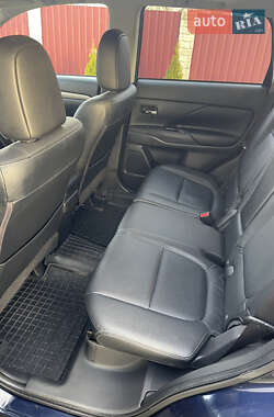 Внедорожник / Кроссовер Mitsubishi Outlander 2015 в 